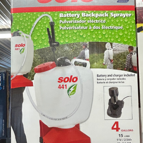 Box of a Solo battery backpack sprayer with an image of the product, features text in English, Spanish, and French, and a capacity of 4 gallons.