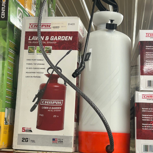 White and orange lawn and garden sprayer with hose, next to a boxed version. The box features product details and a red illustration.